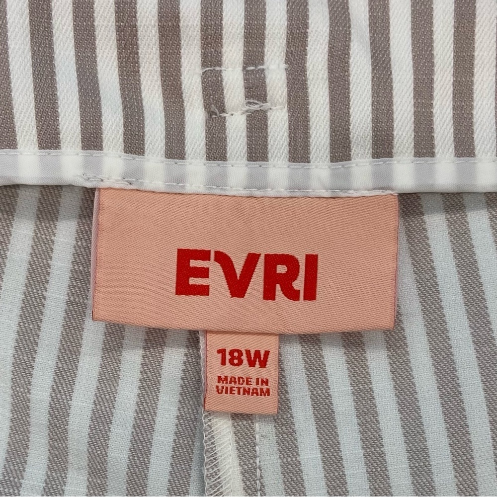 EVRI Women’s Striped Shorts Tan and White Size 18W - Picture 6 of 7